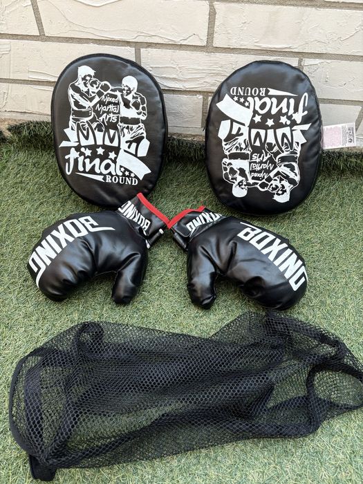 Боксов комплект с ръкавици и тренировъчни лапи