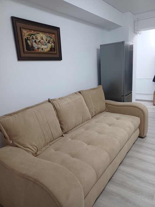 Închiriez apartament.