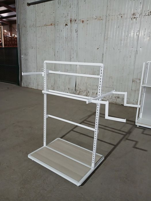 Стеллажи, гандолы, вешалки