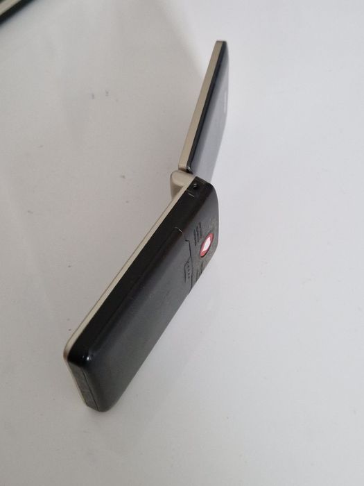 Super telefon cu clapeta special pentru Seniori