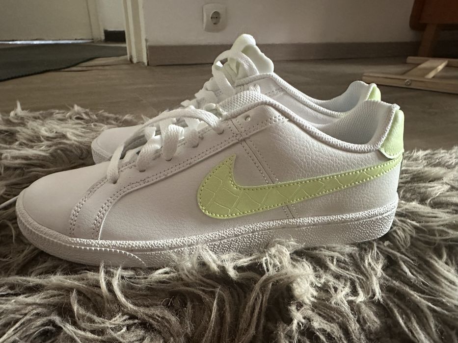 Nike women’s court royal tennis