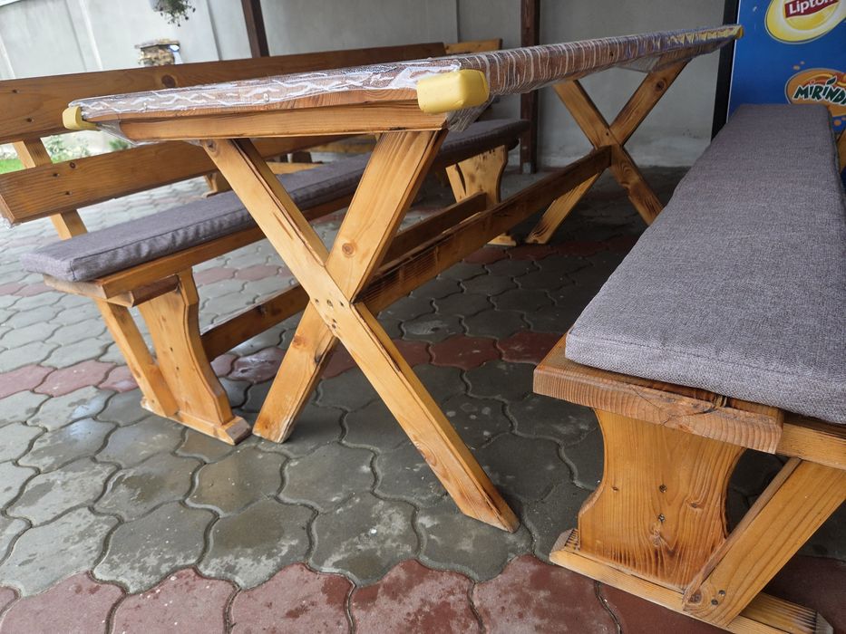Masă și bănci din lemn pentru terasă