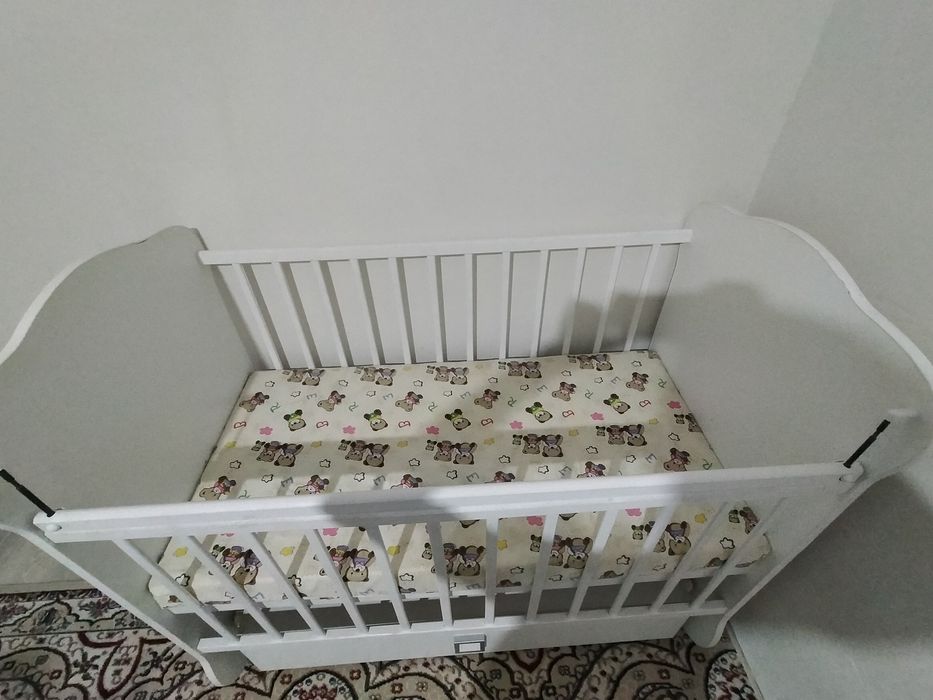 Манеж ,асты киім салатын,тербетіледі