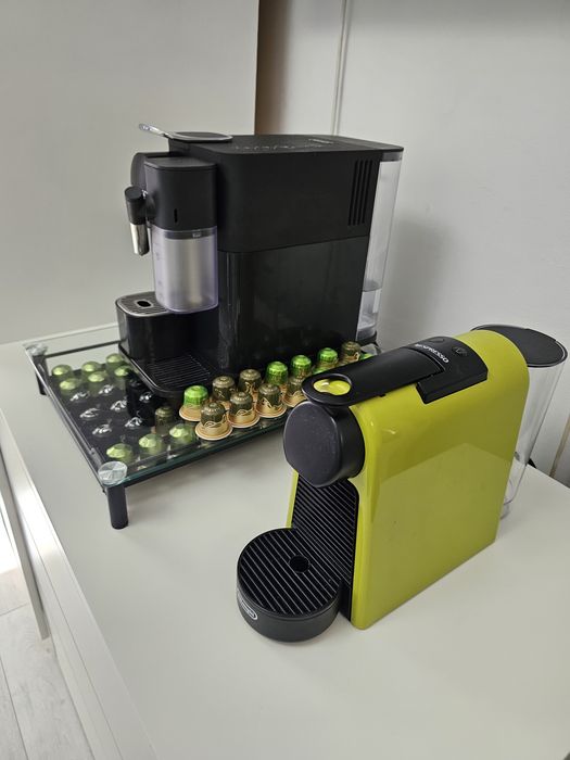 Espressor Nespresso Lattissima și Essenza Mini + suport de capsule și 80 de capsule