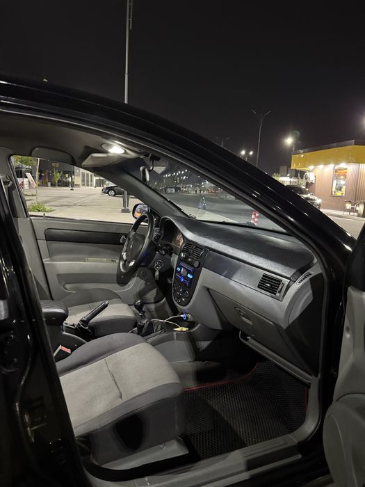 Lasetti 1.8 sotiladi