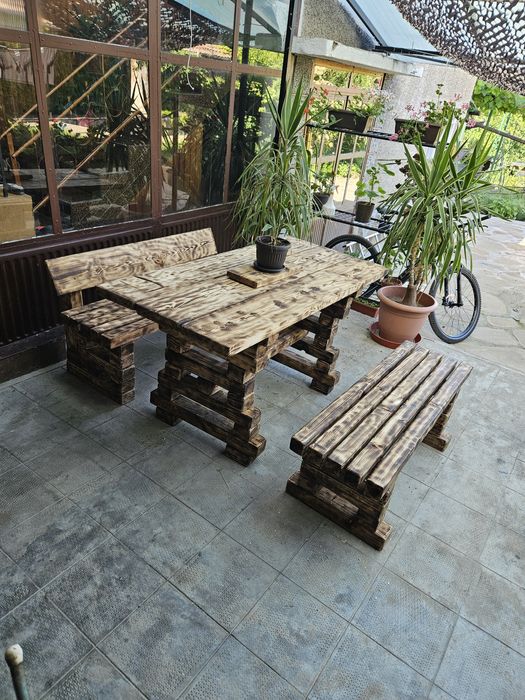 Градинска маса с две пейки