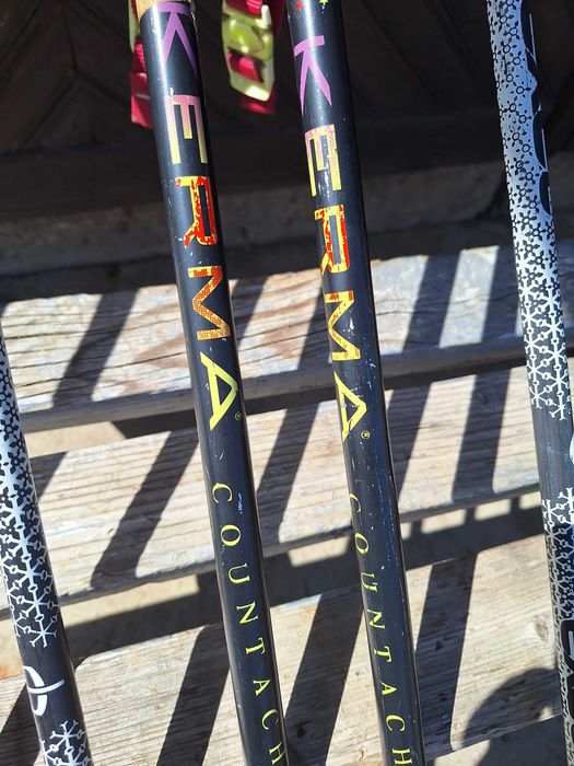 Продавам ски и щеки.