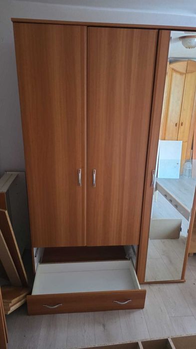Set dormitor: pat dublu cu corp superior și dulap cu oglindă