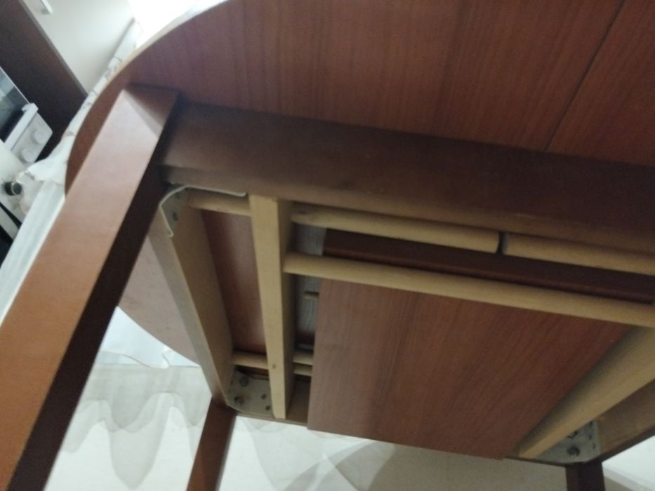 Продам кровать б/у и стол б/у