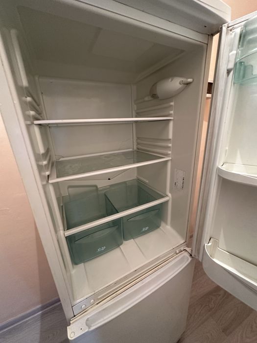 Холодильник морозильник.