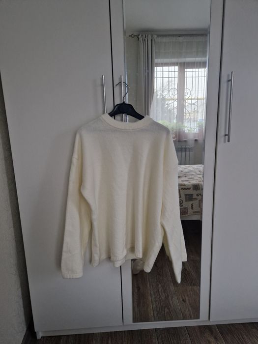 Продам полувер  белый новый