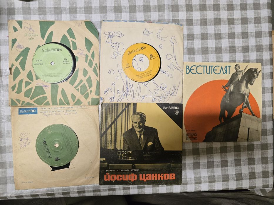 Плочи със стари песни