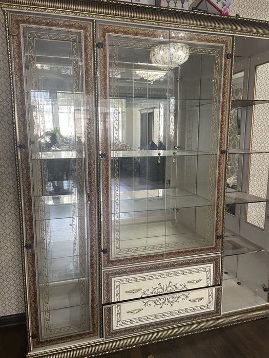 Продам стеклчный шкаф
