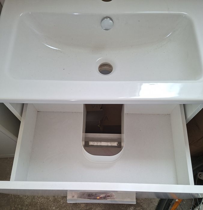 Vand  lavoar baie Vitra nou tot cu baterie  sertarele se închid singure. Potrivită pentru orice baie.Calitate !!! NEGOCIABIL.