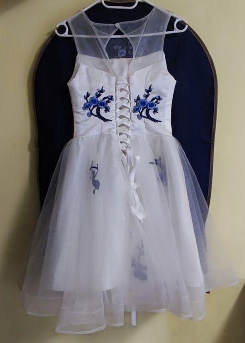 Рокля с ръчна бродерия (бяло)