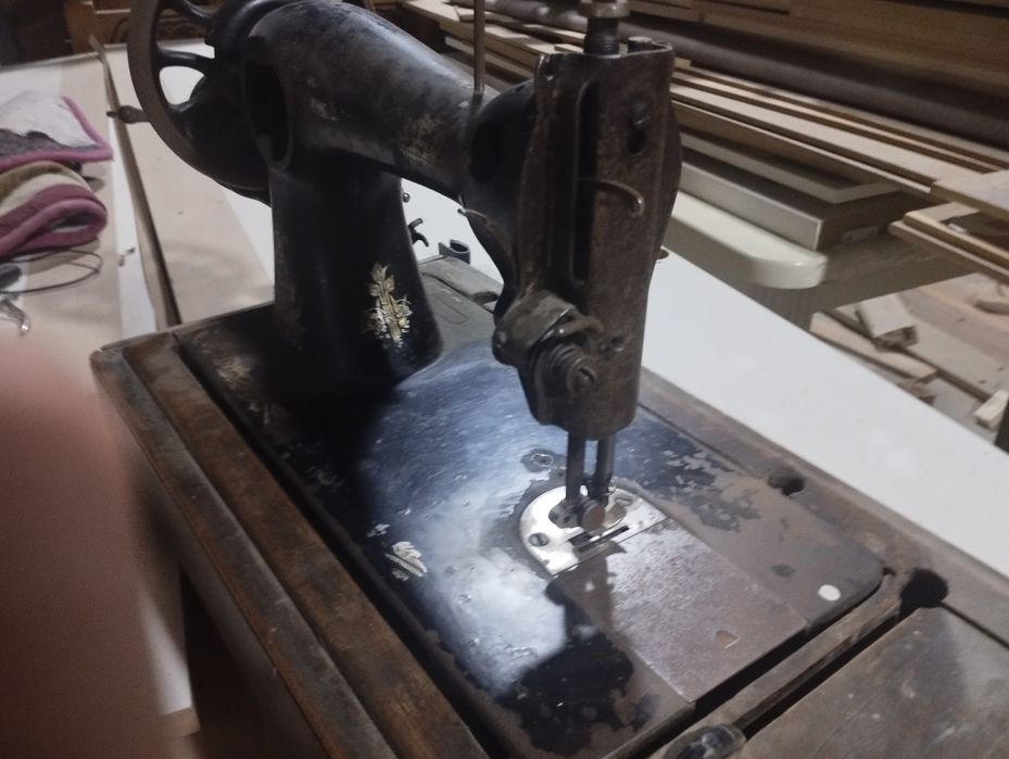 Срочно!Продоётся швейная машинка ЗИНГЕР