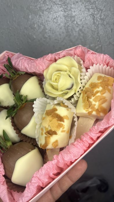 Клубника в шоколаде / финики в шоколаде