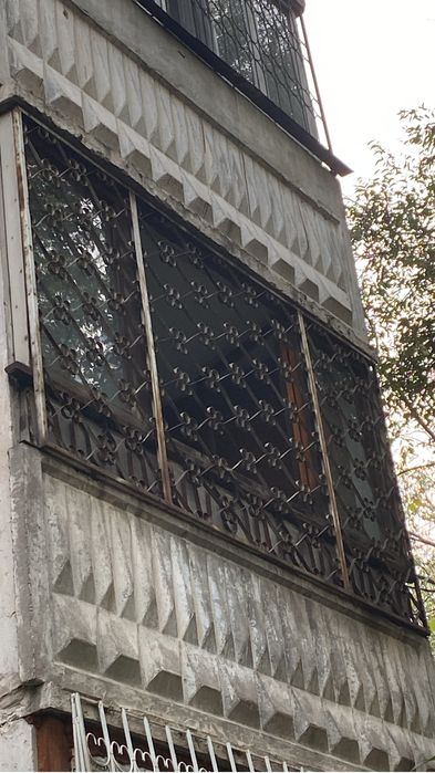 Решетки на окна  забирайте только их нужно снять