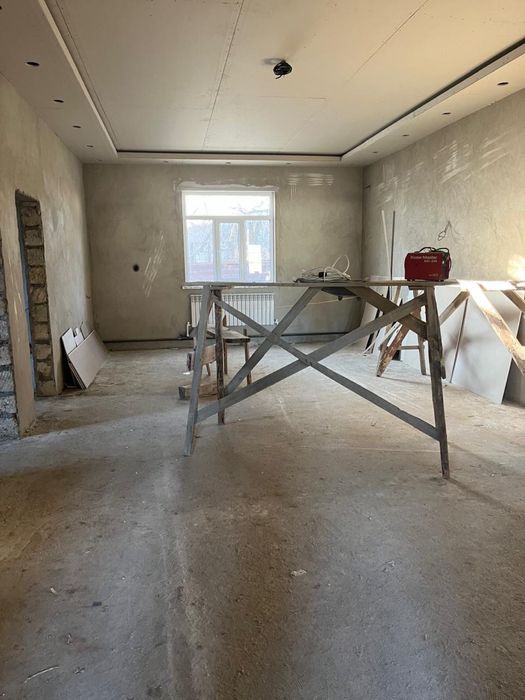 Үй сатылады базардың айналасында.