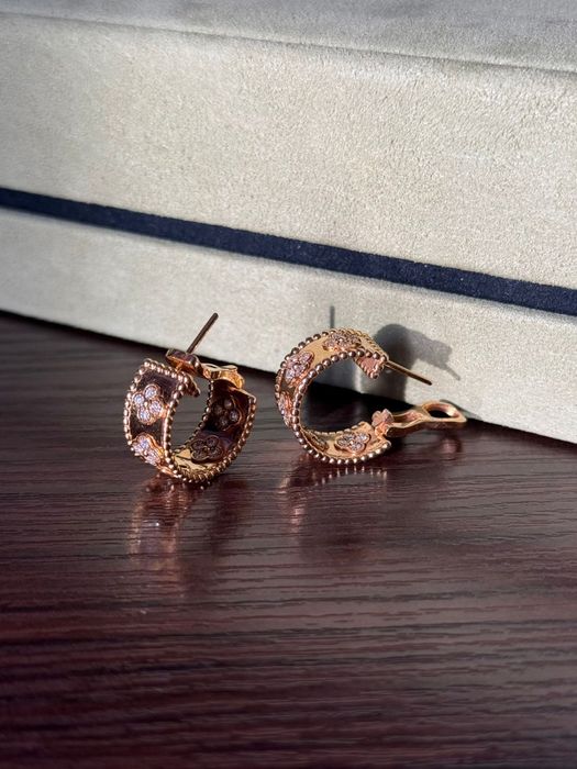 Продам серьги  золотые с бриллиантами