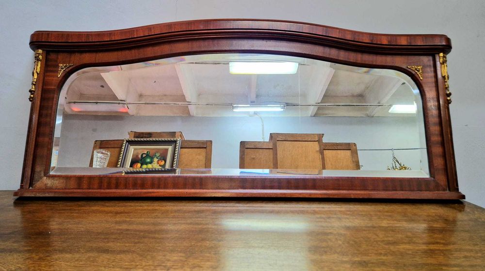 Голямо огледало от махагон с изискани детайли и орнаменти