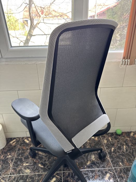 Scaun birou Drabert Esencia, partea din jos este inchisa la culoare