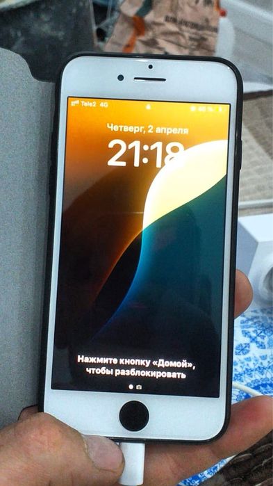 Продам IPhone SE (2020)