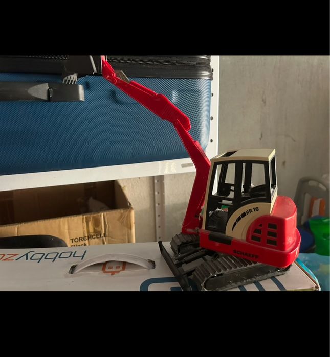 Играчки: камионче-самосвал за пясък, багер…