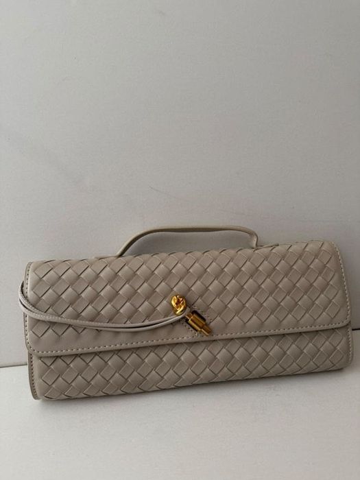 Bottega Veneta чанта andiamo clutch в бежаво от естествена кожа