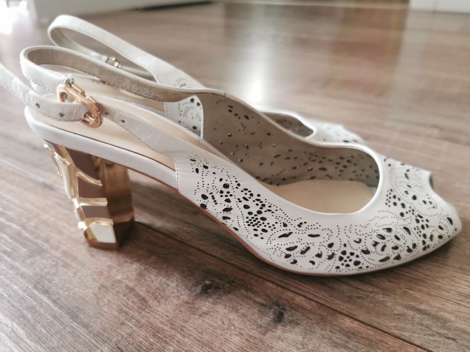 Кожаные босоножки