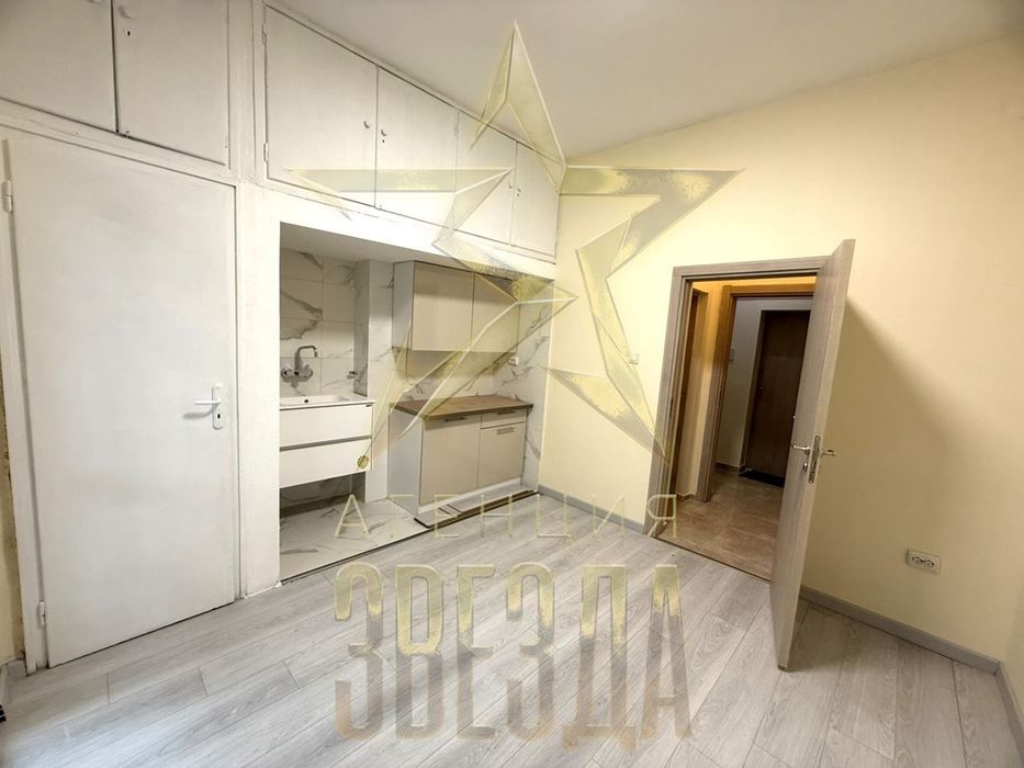 Дава се под наем Офис в Пловдив, Център - 25 кв.м за 220 € - Снимка #2