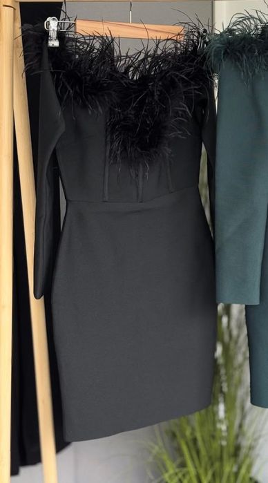 НОВА Черна бандажна рокля с пера