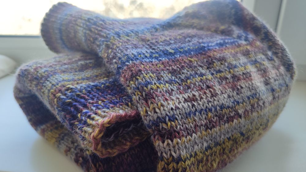 Свитер вязаный ручной работы