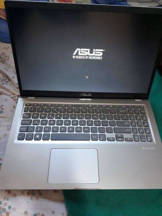 Laptop Asus  cu o mica problema