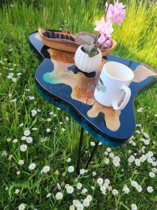 Маса от епоксидна смола и дърво