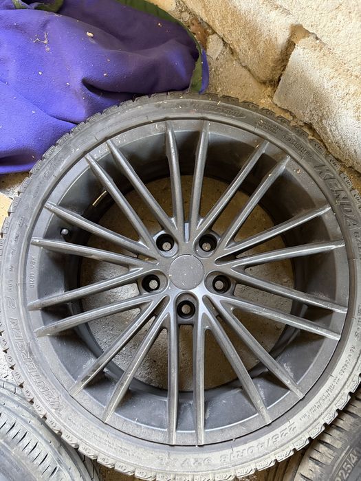 Jante cu anvelope bmw seria 1  doua sunt 225/40r18 si doua 215/40r18 , jantele sunt la fel