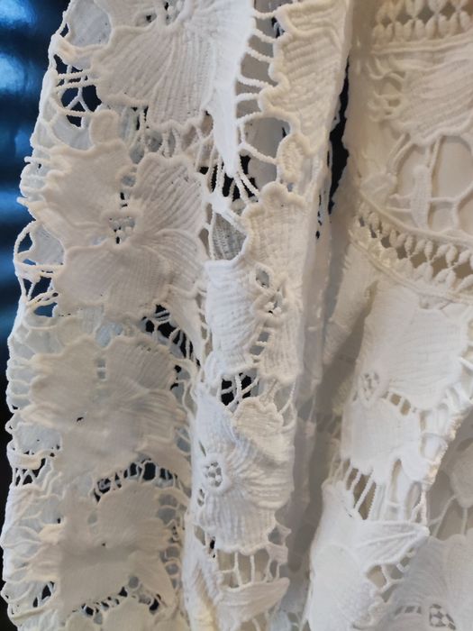 Бяла дантелена рокля