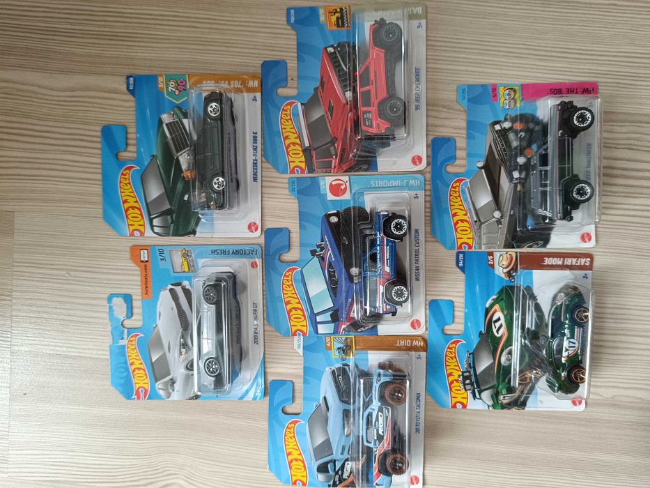 Vand 20 de machete Hot Wheels sigilate la pretul de 160 de lei