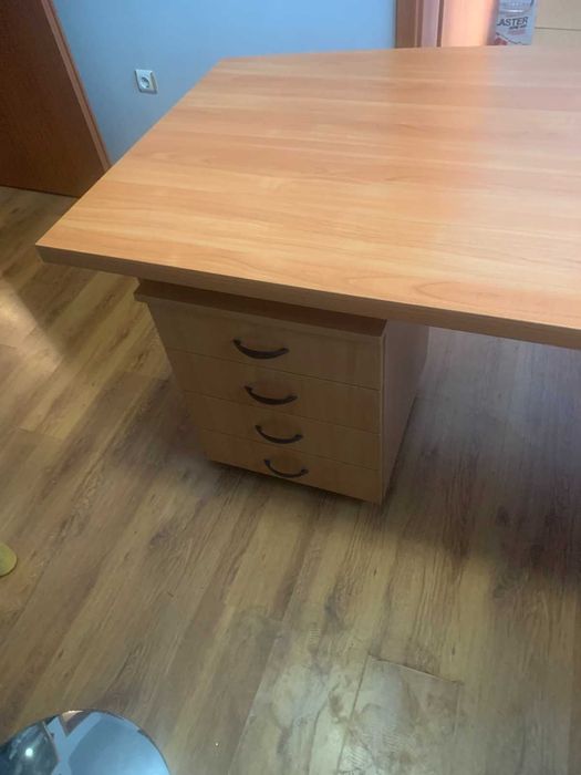 Голямо дървено Бюро