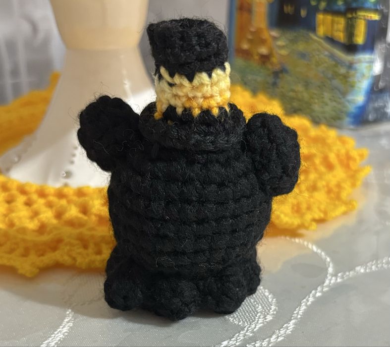 Вязаная игрушка осьминожка в цилиндре
