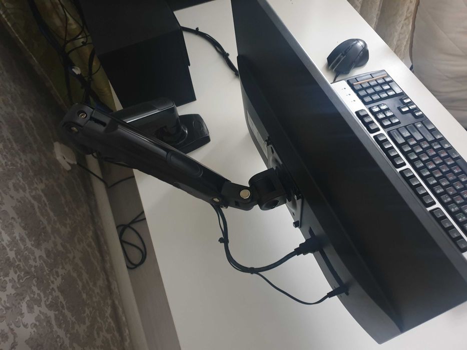 Игровой монитор почти новый 22 с кронштейном.