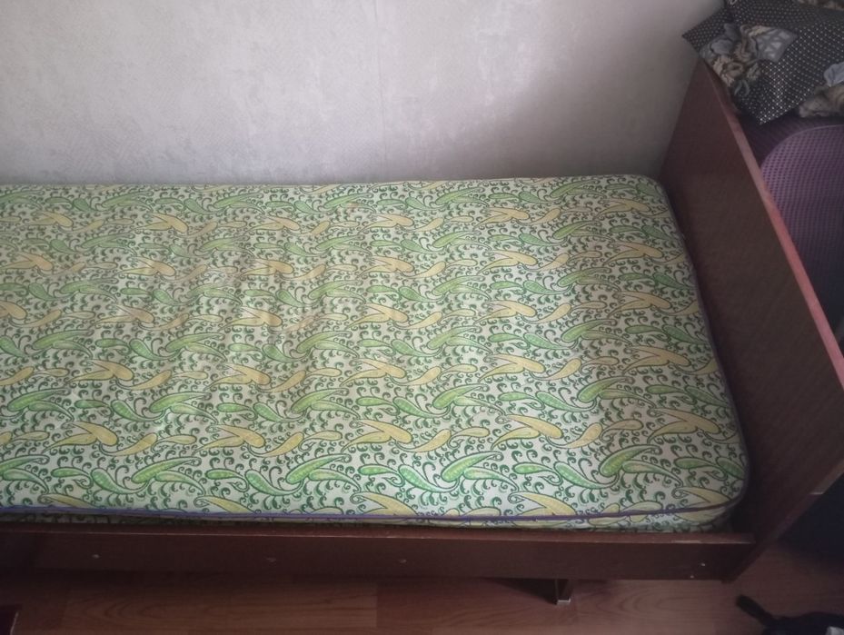 Кровать с матрасом