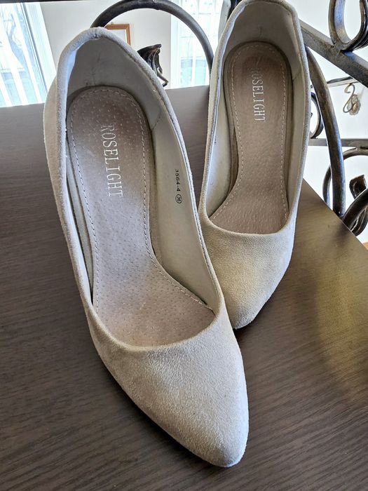 Pantofi bej cu toc