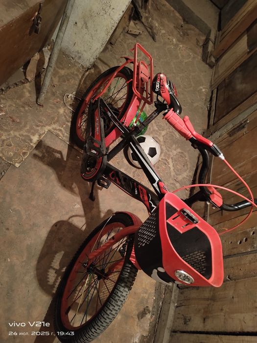 Велосипед красного цвета