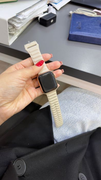 Apple Watch SE, 40 mm  новые почти