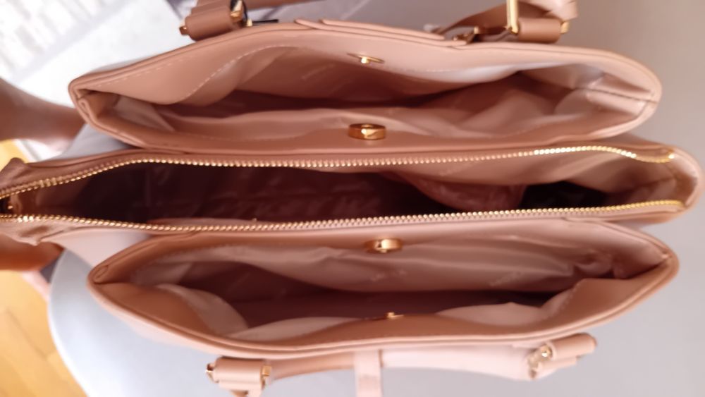 Продавам дамска чанта на MEXX,нова,цвят пудра
