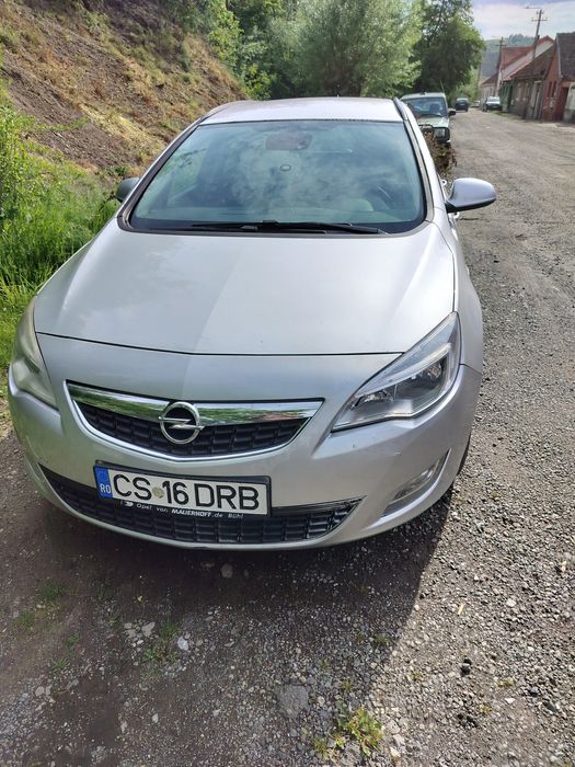 Vând Opel Astra J