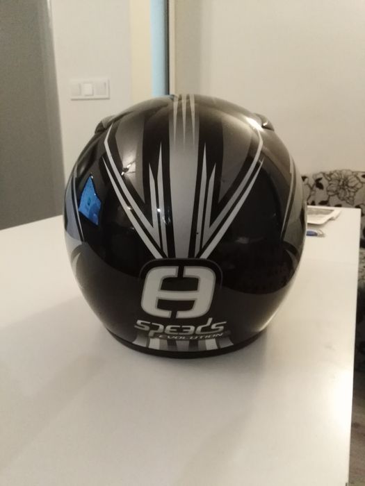 Шлем чисто нов лек и удобен