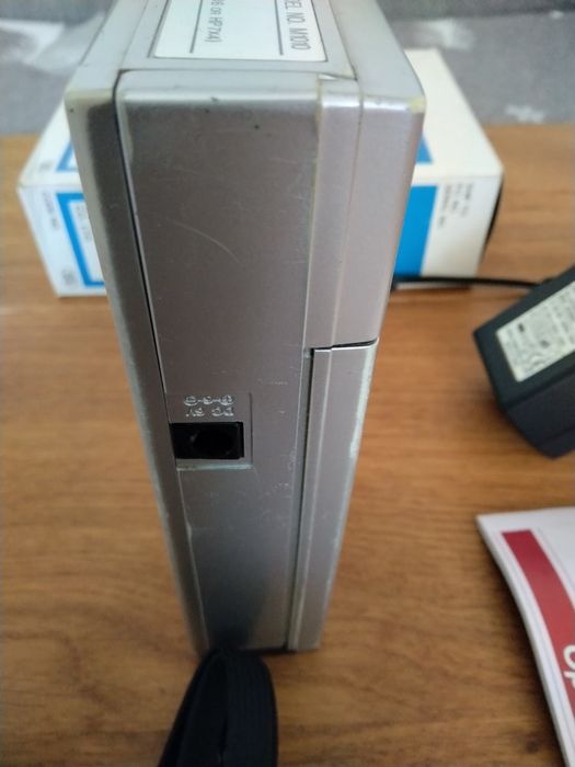 Продавам малък винтидж преносим японски касетофон Sanyo M1010