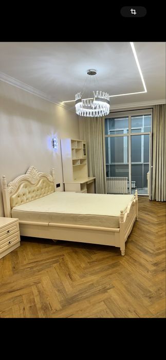 Кровать и 2 тумбы
